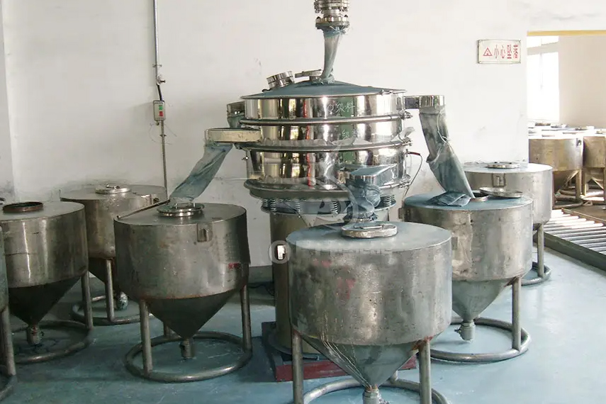 振蕩篩主要特點(diǎn)：換網(wǎng)容易，全封閉模式粉末不飛揚(yáng)，可連續(xù)作業(yè)