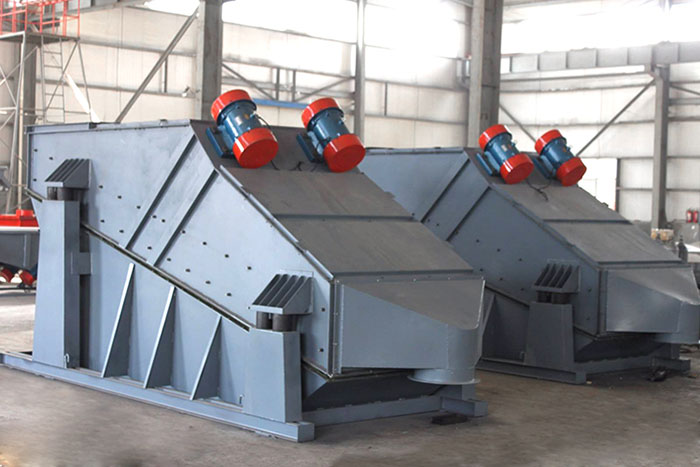 ZSG礦用振動(dòng)篩采用雙電機(jī)振動(dòng)，電機(jī)位置安裝在頂部，便于更好的傳遞振動(dòng)力。