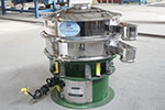 600型三次元振動篩，產(chǎn)量可達(dá)500kg/h。